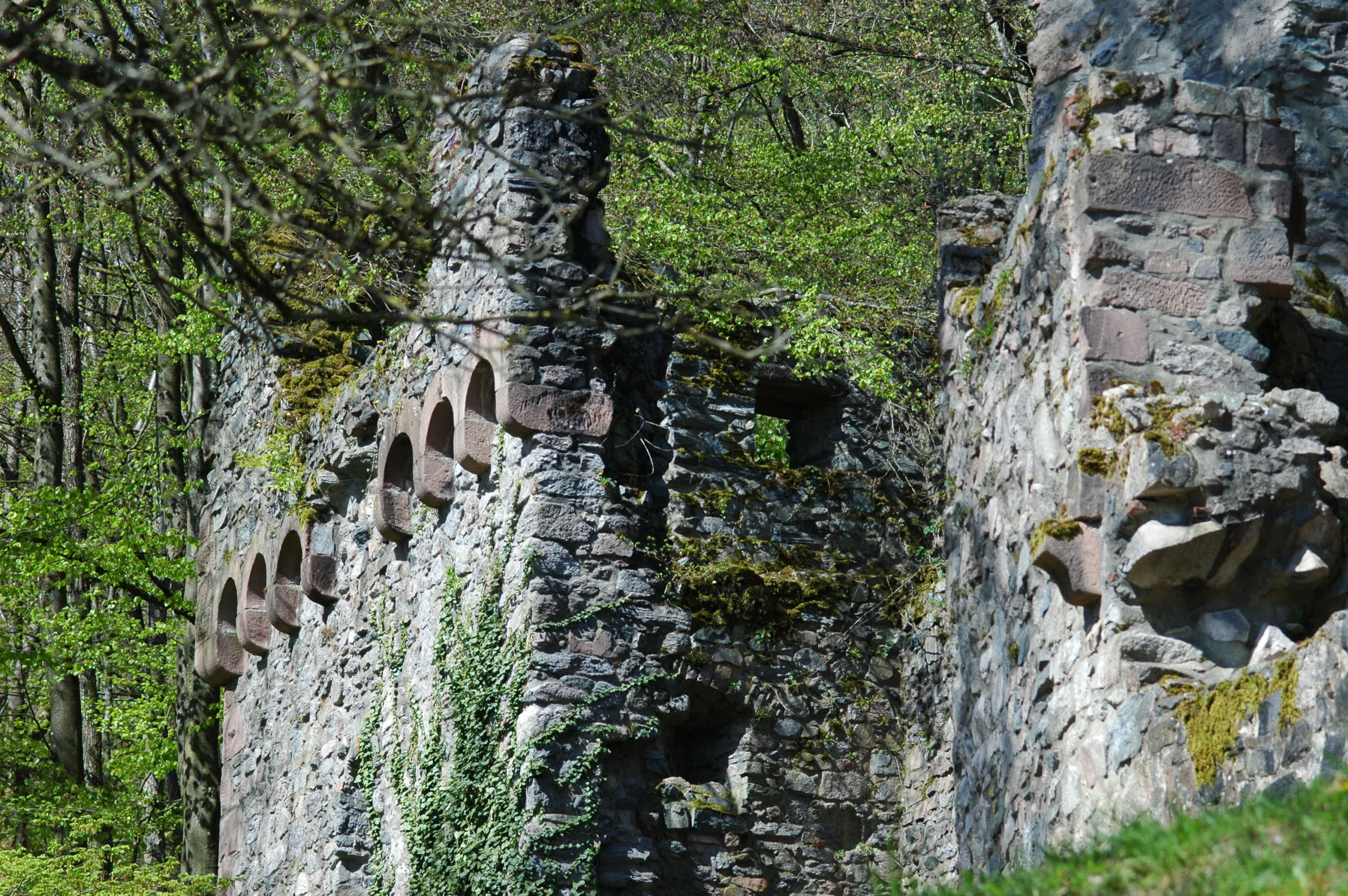 Die Burgruine Rodenstein und ein Wasserfall